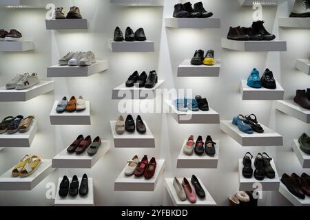 BANGKOK, THAILANDIA - 26 OTTOBRE 2023: Calzature in mostra al negozio di scarpe camper nel centro commerciale Terminal 21. Foto Stock