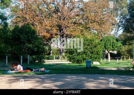 Ragazza che legge sul prato del Parc Longchamp, un luogo storico di Marsiglia dove potrai trascorrere un po' di tempo tranquillo. Place Henri-Dunant. Foto Stock