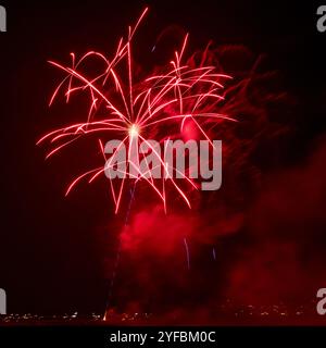 Spettacolo di fuochi d'artificio pubblico su Coney Beach, Porthcawl, Regno Unito, 2 novembre 2024. Foto Stock