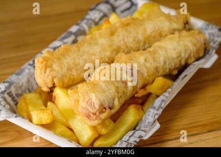 Salsiccia e patatine, cena con salsiccia dal negozio di chip Foto Stock