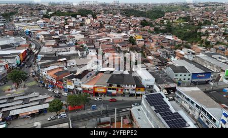 salvador, bahia, brasile - 18 ottobre 2024: Vista aerea degli alloggi nel quartiere Cajazeiras nella città di Salvador. Foto Stock