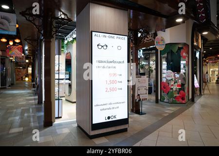 BANGKOK, THAILANDIA - 26 OTTOBRE 2023: All'interno del Terminal 21 del centro commerciale. Foto Stock