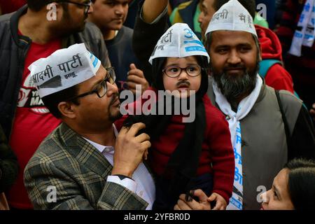 Un giovane sostenitore del partito AAM Aadmi (AAP) vestito da primo ministro di Delhi Arvind Kejriwal celebra la vittoria alle elezioni regionali nella capitale indiana nuova Delhi l'11 febbraio 2020. I sostenitori dell'AAP si riunirono e celebrarono in tutta nuova Delhi principalmente nella sede centrale del partito dopo la vittoria schiacciante contro il partito del primo ministro indiano Narendra modi. Foto Stock