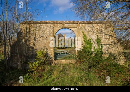 La porta di Lady Juliana con la chiesa di St James sullo sfondo, Chipping Campden, Gloucestershire, Inghilterra Foto Stock