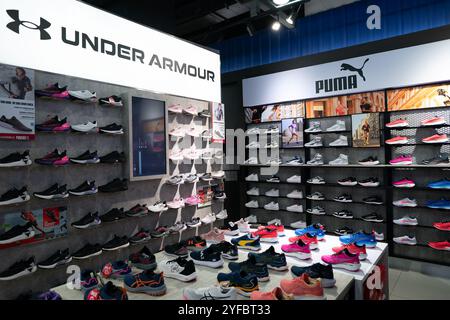 BANGKOK, THAILANDIA - 26 OTTOBRE 2023: Calzature Puma e Under Armour in mostra presso il negozio Sportsworld nel centro commerciale Terminal 21. Foto Stock
