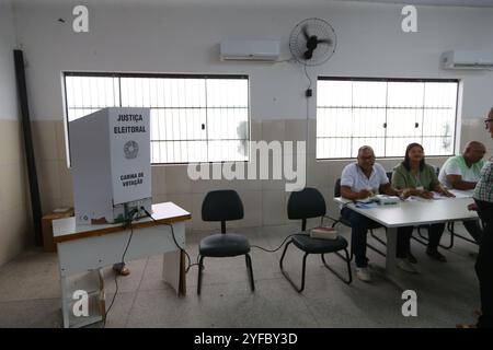 Camacari, bahia, brasile - 27 ottobre 2024: Vista di un seggio elettorale durante il secondo turno elettorale nella città di Camacari. Foto Stock