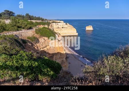 Portogallo, regione dell'Algarve, comune di Lagoa, spiaggia della Marina (Praia da Marinha) dal punto panoramico di Falesias da Marinha Foto Stock