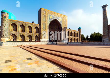 Vista frontale della madrasa Tilla-Kori (coperta d'oro). La Madrasa Tilla-Kori è stata costruita a metà del diciassettesimo secolo. secolo. È l'ultimo edificio del Regista Foto Stock