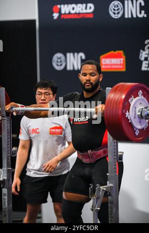 Sydney, Australia. 13 ottobre 2024. Aaron Terry degli Stati Uniti è stato visto in azione ai Campionati mondiali di Powerlifting del 2024. I Campionati mondiali di Powerlifting 2024 2024 sono stati ospitati dal World Powerlifting nel Centro convegni internazionale di Sydney come parte dell'Aus fitness Expo 2024. 112 sollevatori ricaricati con un programma serrato per produrre una serie di record e prestazioni eccezionali. Credito: SOPA Images Limited/Alamy Live News Foto Stock