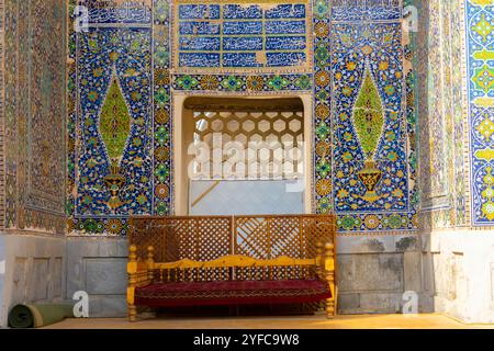 Cortile della Madrasa Sher-Dor le pareti sono decorate con luminosi ornamenti di mattoni smaltati e torri sono ricoperte di maioliche di vario decor Foto Stock