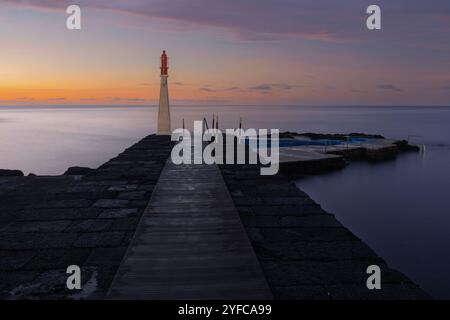 L'affascinante villaggio costiero di Caloura, immerso nella parrocchia di Água de Pau, offre ai visitatori un pittoresco porto di pescatori con un piccolo faro, un natur Foto Stock