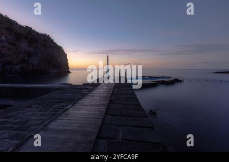 L'affascinante villaggio costiero di Caloura, immerso nella parrocchia di Água de Pau, offre ai visitatori un pittoresco porto di pescatori con un piccolo faro, un natur Foto Stock