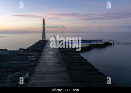 L'affascinante villaggio costiero di Caloura, immerso nella parrocchia di Água de Pau, offre ai visitatori un pittoresco porto di pescatori con un piccolo faro, un natur Foto Stock