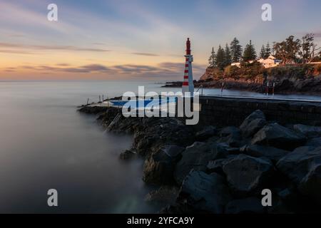 L'affascinante villaggio costiero di Caloura, immerso nella parrocchia di Água de Pau, offre ai visitatori un pittoresco porto di pescatori con un piccolo faro, un natur Foto Stock