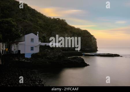 L'affascinante villaggio costiero di Caloura, immerso nella parrocchia di Água de Pau, offre ai visitatori un pittoresco porto di pescatori con un piccolo faro, un natur Foto Stock