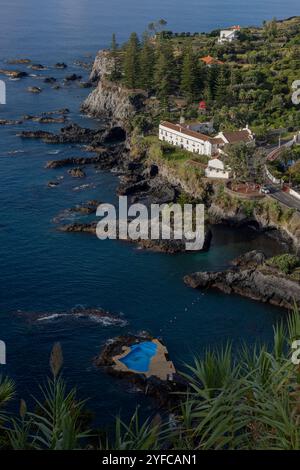 L'affascinante villaggio costiero di Caloura, immerso nella parrocchia di Água de Pau, offre ai visitatori un pittoresco porto di pescatori con un piccolo faro, un natur Foto Stock