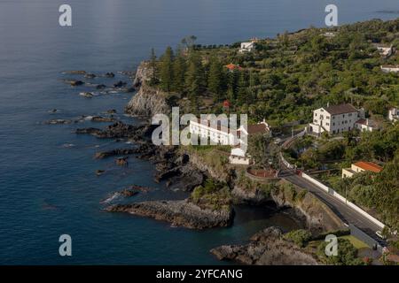 L'affascinante villaggio costiero di Caloura, immerso nella parrocchia di Água de Pau, offre ai visitatori un pittoresco porto di pescatori con un piccolo faro, un natur Foto Stock