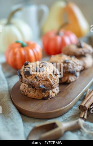 biscotti con gocce di cioccolato alla zucca su un tavolo Foto Stock