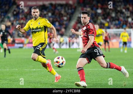 Harrison, Stati Uniti. 3 novembre 2024. Lewis Morgan (9) dei Red Bulls in azione durante la partita tra i New York Red Bulls e i Columbus Crew nel primo round dei playoff della MLS Audi Cup alla Red Bull Arena di Harrison, New Jersey, il 3 novembre 2024. Secondo le regole stabilite dalla MLS, il primo turno dei playoff consiste nel meglio di 3 partite e ogni partita deve finire in vittoria per uno degli avversari con un calcio di rigore nel caso in cui la partita finisca in pareggio. I Red Bulls hanno vinto ai calci di rigore. (Foto di Lev Radin/Sipa USA) credito: SIPA USA/Alamy Live News Foto Stock