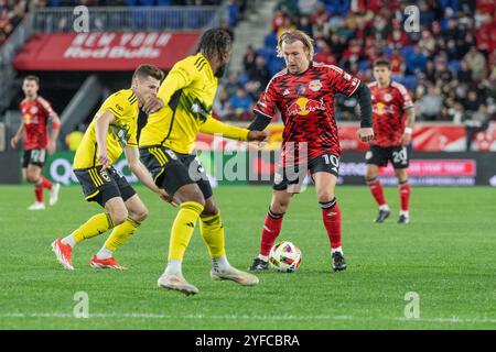 Harrison, Stati Uniti. 3 novembre 2024. Emil Forsberg (10) dei Red Bulls in azione durante la partita tra i New York Red Bulls e i Columbus Crew nel primo round dei playoff della MLS Audi Cup alla Red Bull Arena di Harrison, NJ il 3 novembre 2024. Secondo le regole stabilite dalla MLS, il primo turno dei playoff consiste nel meglio di 3 partite e ogni partita deve finire in vittoria per uno degli avversari con un calcio di rigore nel caso in cui la partita finisca in pareggio. I Red Bulls hanno vinto ai calci di rigore. (Foto di Lev Radin/Sipa USA) credito: SIPA USA/Alamy Live News Foto Stock