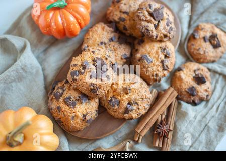 biscotti con gocce di cioccolato alla zucca su un tavolo Foto Stock