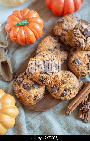 biscotti con gocce di cioccolato alla zucca su un tavolo Foto Stock