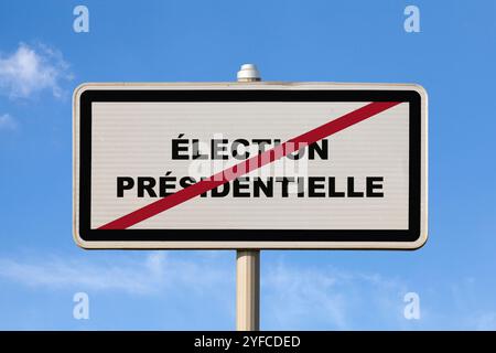 Un cartello francese di uscita della città contro un cielo azzurro con al centro la scritta "élection présidentielle”, che in inglese significa "elezioni presidenziali”. Foto Stock