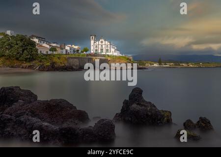 Vista sulla Praia de São Roque verso la chiesa di São Roque al tramonto. Foto Stock