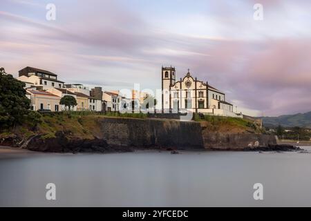 Vista sulla Praia de São Roque verso la chiesa di São Roque al tramonto. Foto Stock