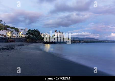 Vista sulla Praia de São Roque verso la chiesa di São Roque al tramonto. Foto Stock