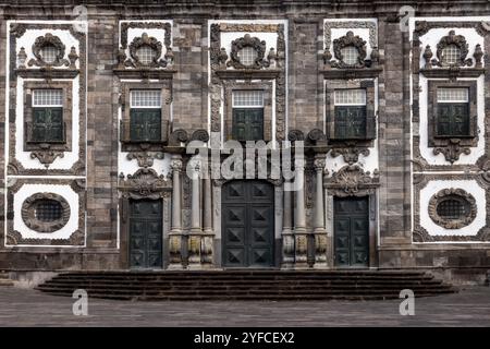 Il centro storico di Ponta Delgada, con le sue affascinanti strade acciottolate, l'architettura del XVII e XVIII secolo e l'iconica Portas da Cidade (porte della città). Foto Stock