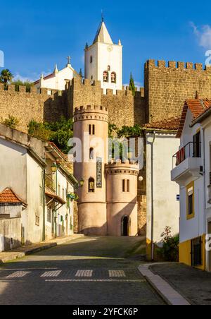 Vista di una strada a Penela che conduce al castello Foto Stock