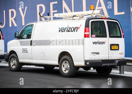 Vista di un furgone Verizon sulla strada di Manhattan, New York, Stati Uniti. Foto Stock