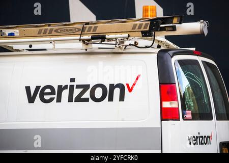 Vista di un furgone Verizon sulla strada di Manhattan, New York, Stati Uniti. Foto Stock