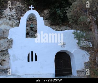 Piccola cappella nella città di Agios Nikolaos, nella parte orientale di Creta, sul lago Voulismeni Foto Stock