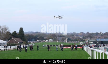 Plumpton, Regno Unito. 4 novembre 2024. Gli scommettitori arrivano a piedi e in elicottero all'ippodromo di Plumpton. Crediti: James Boardman/Alamy Live News Foto Stock