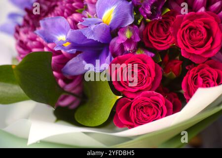 Foto ravvicinata di un mazzo di Iris, rose, crisantemi e alstroemerie in carta Foto Stock