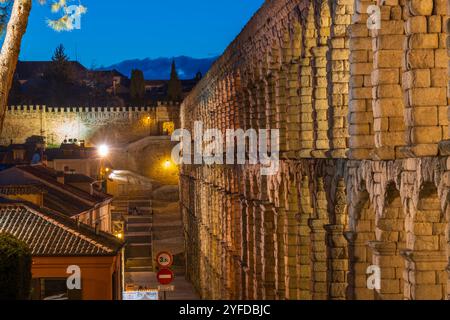 Lo skyline panoramico di Segovia dell'antico acquedotto romano di Segovia illuminato al tramonto. Un paesaggio urbano di Segovia con Piazza Azoguejo a Segovia, Spagna. Foto Stock