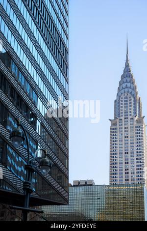 Vista del Chrysler Building dalla 42a strada di Manhattan con lato di One Summit Vanderbilt. Cielo azzurro senza nuvole, New York, Stati Uniti. Foto Stock