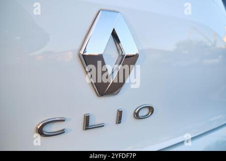 Logo Renault Clio su vernice bianca Foto Stock