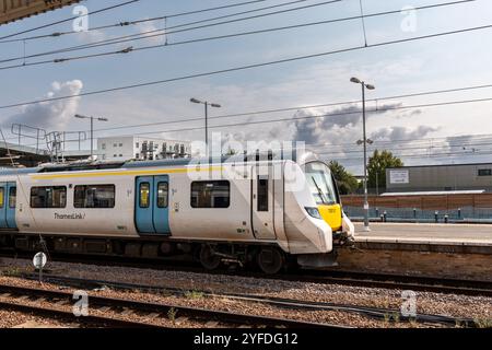 Un treno della British Rail Class 700 Govia Thameslink Railway presso un binario della stazione ferroviaria di Cambridge. Inghilterra, Regno Unito Foto Stock
