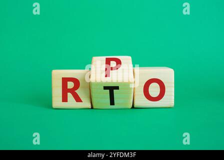 Simbolo RPO vs RTO. Cubi di legno con parole da RTO a RPO. Bellissimo sfondo verde. concetto di business. Copia spazio Foto Stock