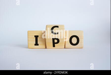 Simbolo ICO e IPO. Cubi di legno con parole ICO - offerta iniziale di monete e IPO - offerta pubblica iniziale. Splendido sfondo bianco. Business concep Foto Stock