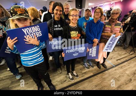 Harrisburg, Pennsylvania, Stati Uniti, 4 novembre 2024. I sostenitori di Harris Walz a una manifestazione democratica presso la sala dell'Unione Internazionale dei dipendenti del servizio di Harrisburg come le ultime ore prima del 2024 voto nazionale spuntare. John Lazenby/Alamy Live News Foto Stock