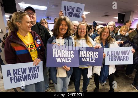 Harrisburg, Pennsylvania, Stati Uniti, 4 novembre 2024. I sostenitori di Harris Walz a una manifestazione democratica presso la sala dell'Unione Internazionale dei dipendenti del servizio di Harrisburg come le ultime ore prima del 2024 voto nazionale spuntare. Foto Stock