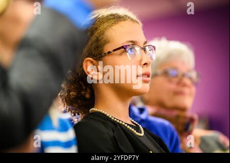 Harrisburg, Pennsylvania, Stati Uniti, 4 novembre 2024. Il giovane Harris Walz sostenitore di un raduno democratico presso la sala dell'Unione Internazionale dei dipendenti del servizio di Harrisburg, come le ultime ore prima del 2024 le votazioni nazionali spuntarono. John Lazenby/Alamy Live Foto Stock