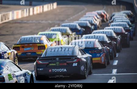 Ridgeway, Virginia, Stati Uniti. 3 novembre 2024. Il pilota della NASCAR Cup Series, TY GIBBS (54) di Charlotte, NC, corre attraverso le curve durante la Xfinity 500 al Martinsville Speedway di Ridgeway, Virginia. (Credit Image: © Walter G. Arce Sr./ASP via ZUMA Press Wire) SOLO PER USO EDITORIALE! Non per USO commerciale! Foto Stock