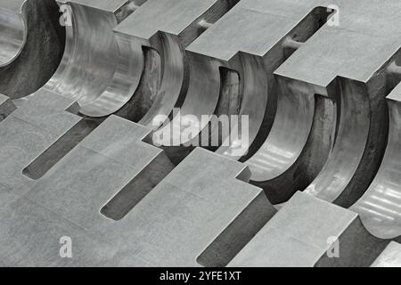 Struttura interna di una pompa centrifuga, enorme corpo pompa in acciaio. Background industriale astratto. Foto Stock