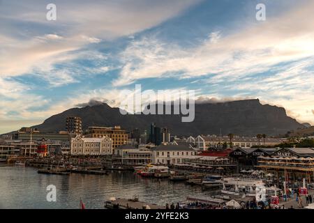 Le nuvole sulla Table Mountain viste dal porto di città del Capo Foto Stock