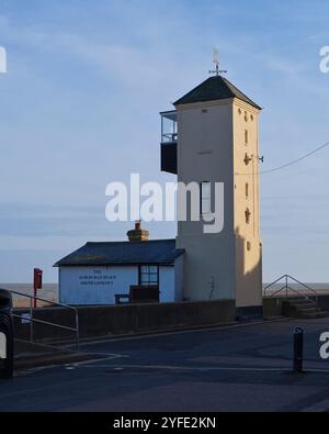 Il South Lookout sulla spiaggia di Aldeburgh, Suffolk Foto Stock